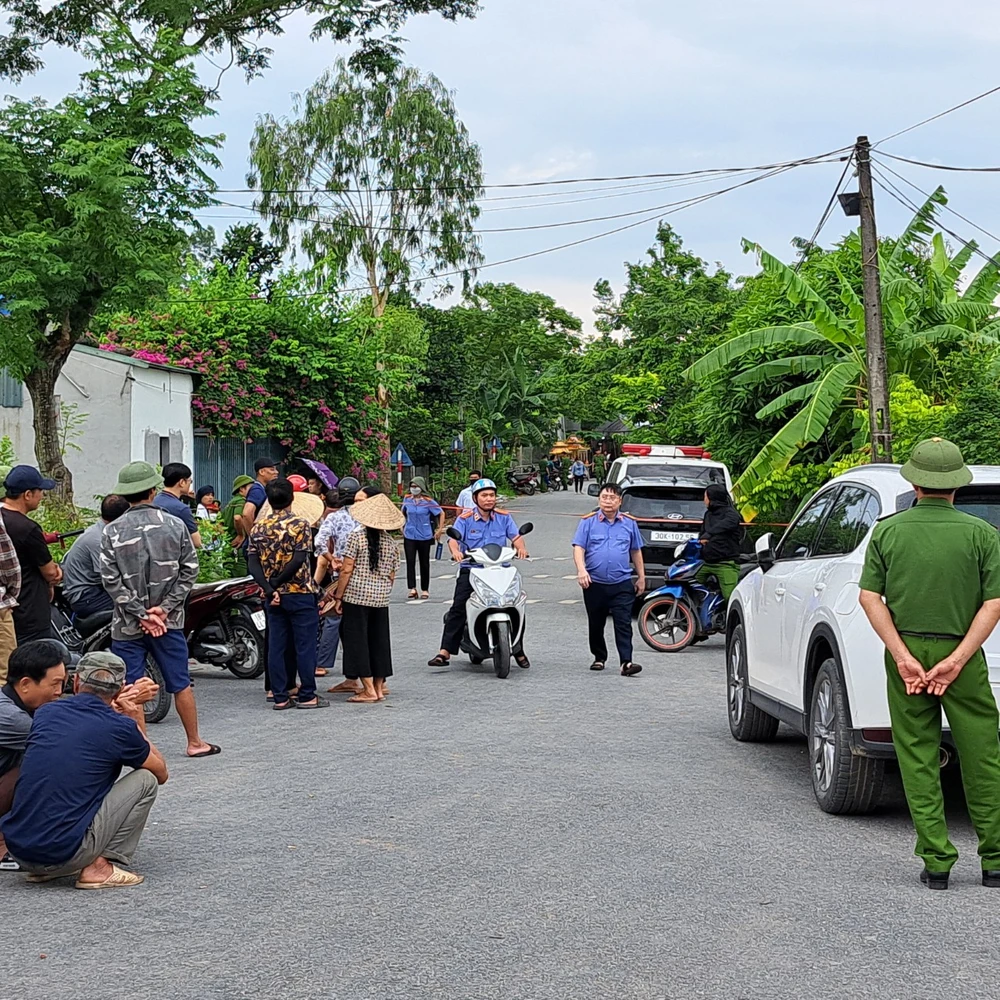 Hiện trường vụ việc nơi ba người trong một gia đình ở Thái Bình được phát hiện tử vong bất thường, rất nhiều người dân tập trung theo dõi vụ việc. Ảnh: CTV