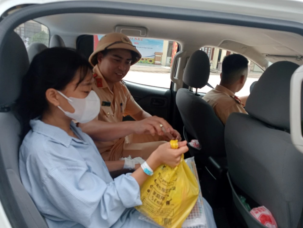 Em Nguyệt được cán bộ chiến sỹ đội cảnh sát giao thông huyện Tiên Lãng hỗ trợ đưa đón trong kỳ thi vào lớp 10 tại Hải Phòng. Ảnh: CAHP