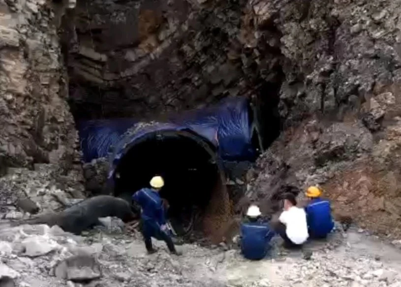 Khu vực 'hố tử thần' - nơi một công nhân bị nghi mất tích do rơi xuống hố. 