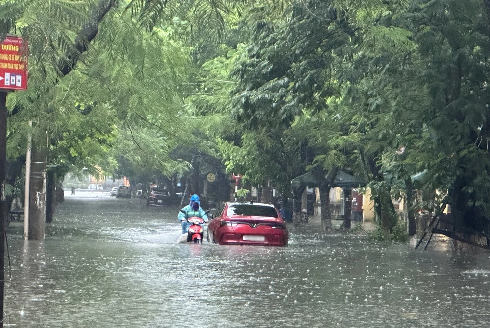 'Phố hoá thành sông', một xe ô tô chết máy trên đường Minh Khai. Ảnh: Ngọc Sơn