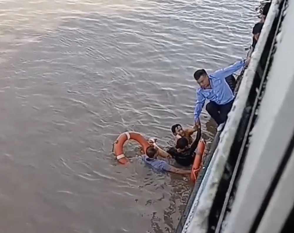 Hải Phòng: Nam du khách nhảy từ phà xuống biển tự tử