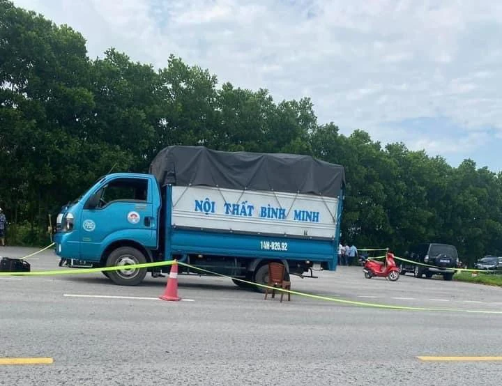 Phát hiện 1 người tử vong trong ô tô tải còn nổ máy