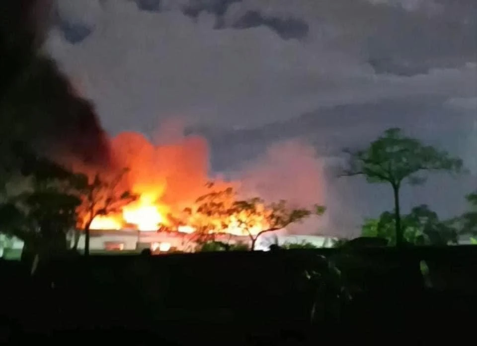 Đám cháy lớn tại công ty TNHH Công nghiệp Tactician nằm trong khu công nghiệp Phúc Khánh, Thái Bình. Ảnh: CTV