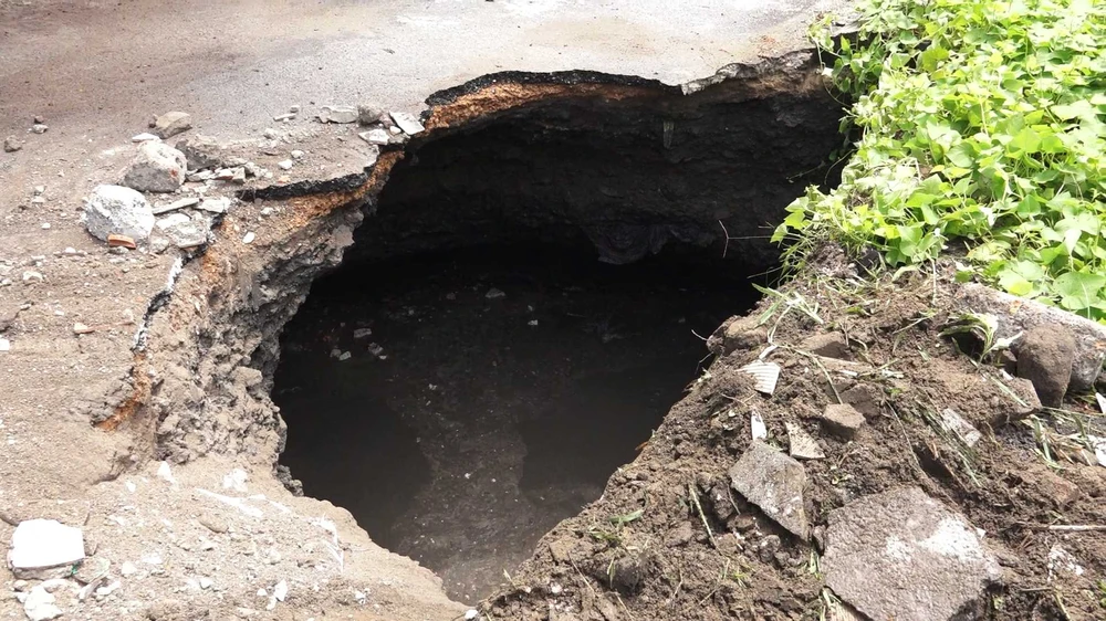 'Hố tử thần' xuất hiện tại khu vực phường Cẩm Sơn, TP Cẩm Phả, Quảng Ninh. Ảnh: CTTĐT Cẩm Phả