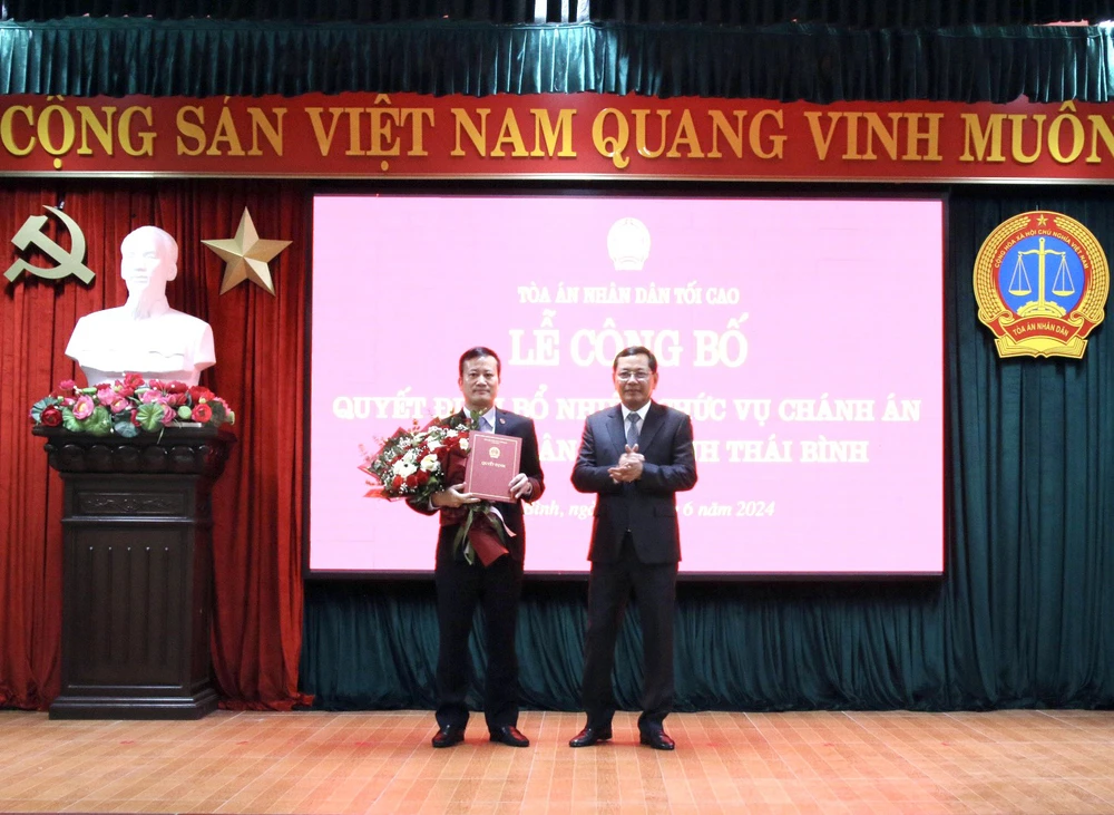 Phó Chánh án TAND tối cao Nguyễn Văn Du trao quyết định bổ nhiệm, tặng hoa chúc mừng tân Chánh án TAND tỉnh Thái Bình Đỗ Mạnh Tăng. Ảnh: TK