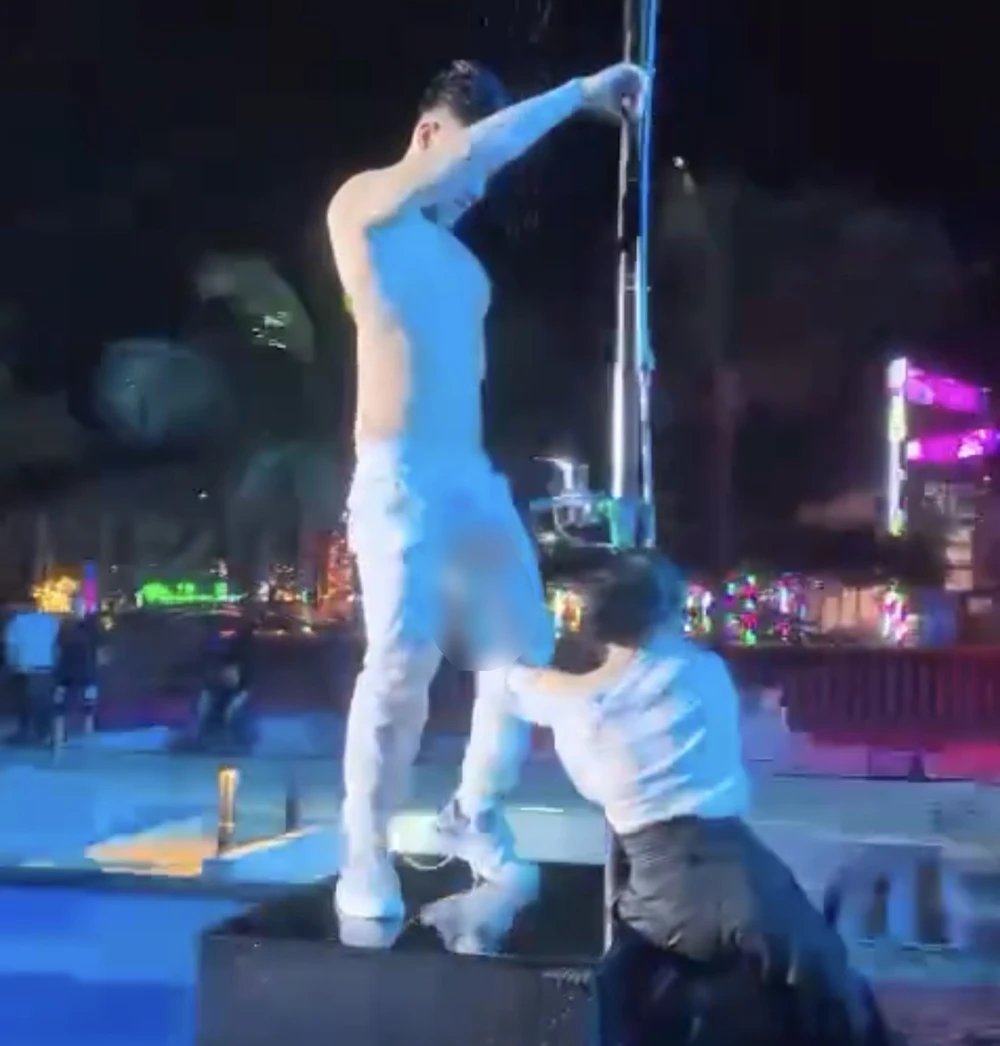 Hình ảnh có phần biểu diễn nhạy cảm lan truyền trên mạng xã hội. Ảnh cắt từ clip