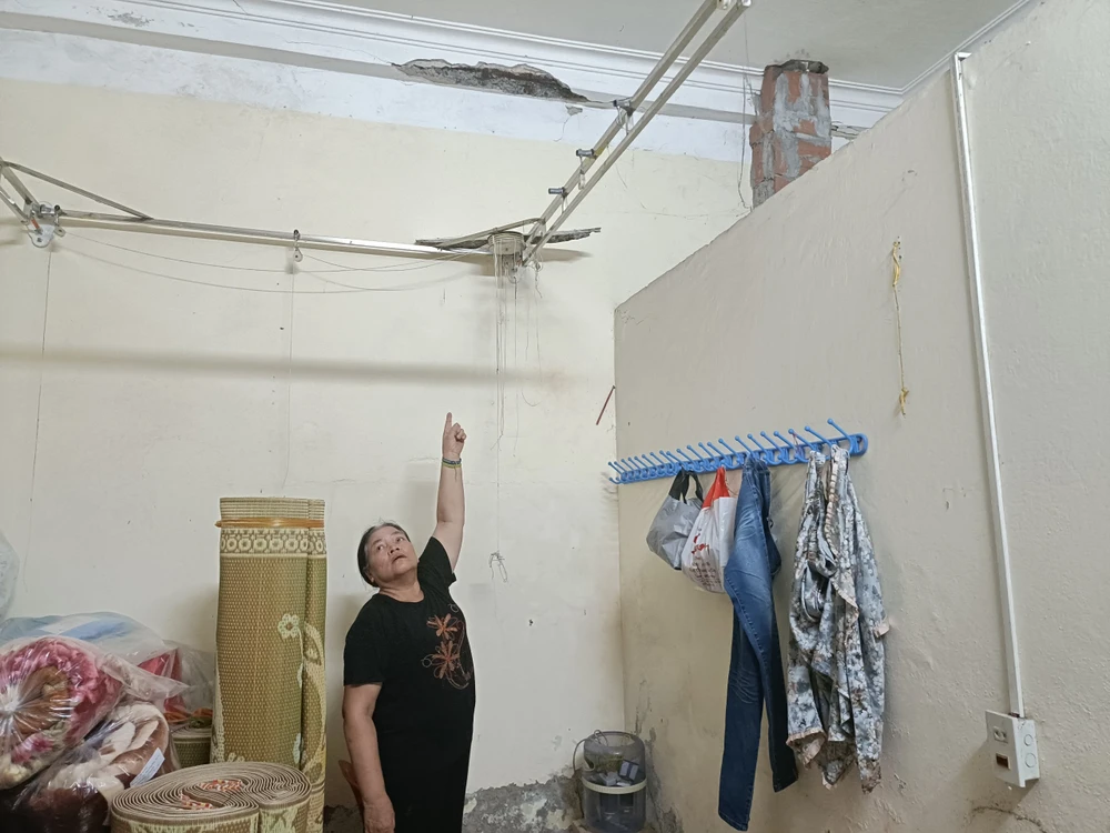 Bà Vũ Thị Điềm chỉ vào những vết nứt do quá trình thi công Dự án đầu tư xây dựng công trình cải tạo, nâng cấp Quốc lộ 10 đoạn từ cầu Quán Toan đến cầu Nghìn ảnh hưởng đến. Ảnh: Ngọc Sơn