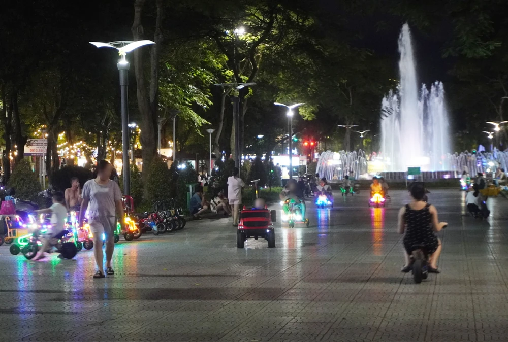 Dải vườn hoa trung tâm thành phố Hải Phòng là một trong những niềm tự hào của người dân Hải Phòng khi đây là một trong những dải vườn hoa dài và đẹp nhất cả nước. Kéo dài từ đền Tam Kỳ đến Cảng Hoàng Diệu, dải vườn hoa có chiều dài 2,7 km, nằm giữa hai trục đường Quang Trung - Trần Hưng Đạo và Nguyễn Đức Cảnh - Trần Phú, thuộc quận Hồng Bàng, giáp với quận Ngô Quyền và một phần quận Lê Chân. Nếu như ban ngày, dải vườn hoa trung tâm thành phố hiện lên tuyệt đẹp, là nơi để người dân đi bộ, tập thể dục, các hoạt động thể thao thì đến buổi tối, nơi đây lại bị chiếm dụng cho nhiều hoạt động khiến nhiều người dân bức xúc. Ảnh: Ngọc Sơn