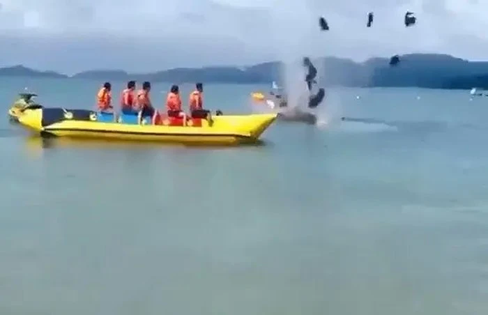 Hình ảnh chiếc mô tô nước phát nổ ngay trên biển được ghi lại. Ảnh cắt từ clip