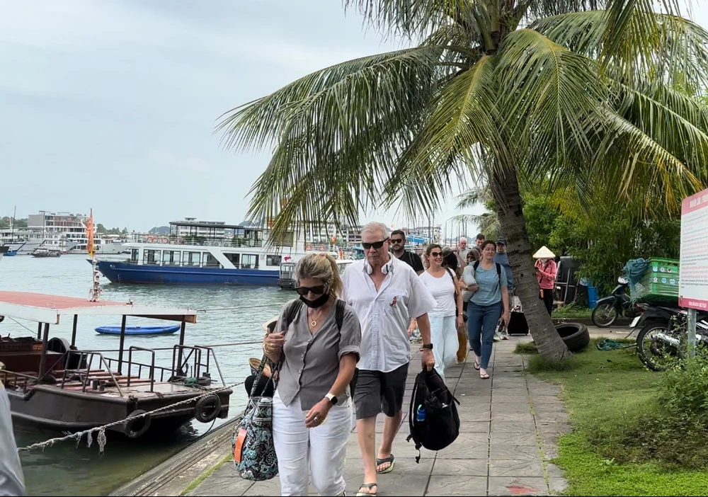 Du khách nước ngoài lên tàu để tham quan vịnh Hạ Long. Ảnh: Ngọc Sơn