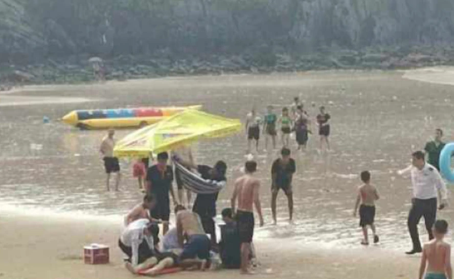 Du khách Bắc Giang bị đuối nước, dù đã được cấp cứu nhưng không qua khỏi. Ảnh: CTV