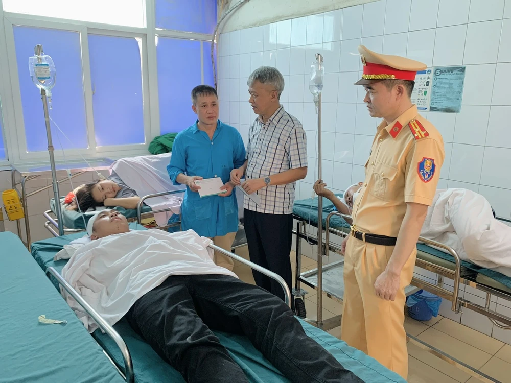 Ông Vũ Đức Hạnh, Phó Giám đốc Sở Giao thông vận tải, Ủy viên Ban An toàn giao thông tỉnh Hải Dương trao hỗ trợ cho các nạn nhân trong vụ tai nạn giao thông xảy ra trên cao tốc Hà Nội - Hải Phòng sáng nay