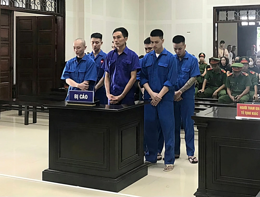 Các bị cáo trong phiên toà xét xử vụ giết người xảy ra đúng ngày khai trương quán bar D.O.M Louge