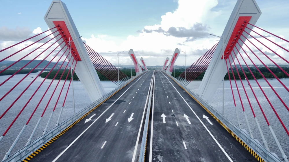 Sau 2 năm tính từ ngày khởi công, cầu Bến Rừng đã hoàn thiện. Ảnh: NGỌC SƠN