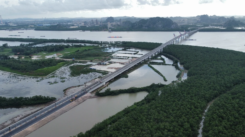 cho-phep-cac-phuong-tien-luu-thong-qua-cau-ben-rung-noi-hai-phong-quang-ninh-tu-0-gio-ngay-18-7-3.jpg