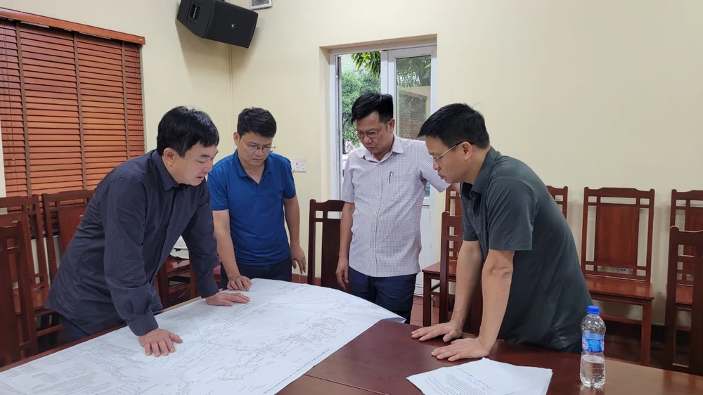 Ông Ngô Hoàng Ngân, Chủ tịch HĐTV Tập đoàn Công nghiệp Than - Khoáng sản Việt Nam (ngoài, trái) cùng các đồng chí lãnh đạo cấp cao của Tập đoàn chỉ đạo công tác cứu hộ tai nạn hầm lò tại Công ty Than Hòn Gai