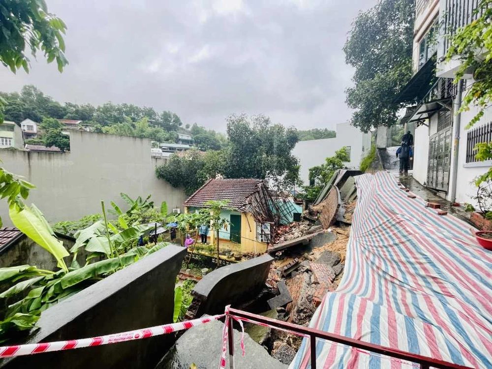 Do mưa lớn kéo dài khiến sạt lở tuyến kè tại tổ 6, khu 1B (phường Hồng Hải, TP Hạ Long), gây hư hỏng một gian nhà của hộ dân phía dưới.