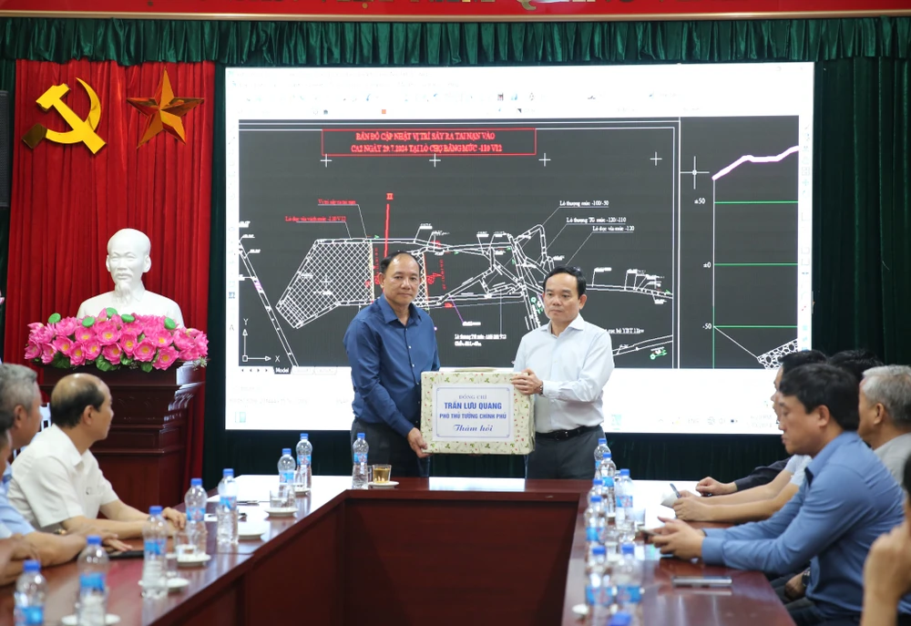 Phó Thủ tướng Chính phủ Trần Lưu Quang đã gửi quà hỗ trợ, động viên cho gia đình các công nhân tử vong trong vụ tai nạn hầm lò