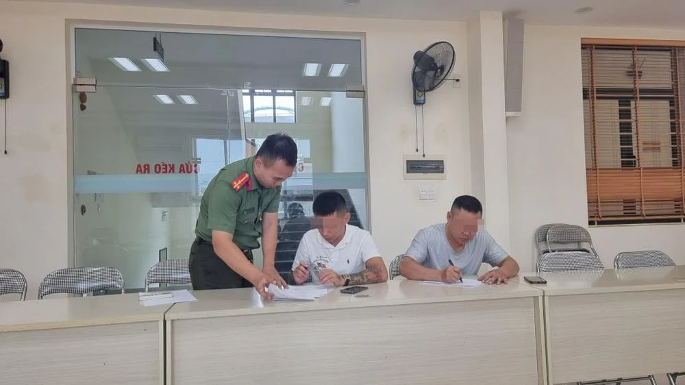 Công an TP Hạ Long làm việc với anh T.M.T về bài viết liên quan đến lá cờ Tổ quốc sơn trên tường ở phường Yết Kiêu, TP Hạ Long