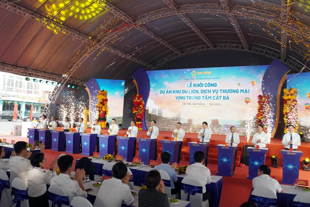 Lãnh đạo TP Hải Phòng, SunGroup cùng bấm nút khởi công dự án với tham vọng đưa Cát Bà trở thành 'tiểu Maldives của châu Á'. Ảnh: NGỌC SƠN
