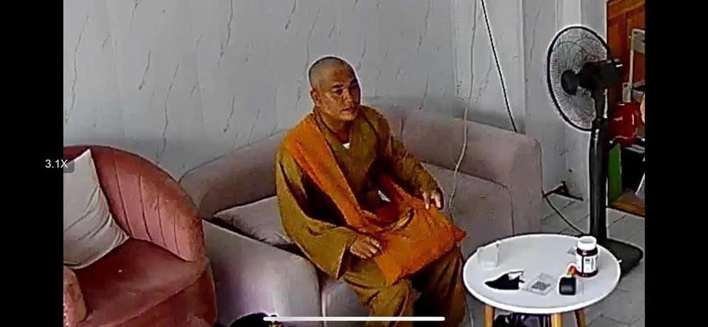 Người đàn ông được cho là Tấn, giả danh người tu hành để thực hiện nhiều hành vi, trong đó có sàm sỡ người dân