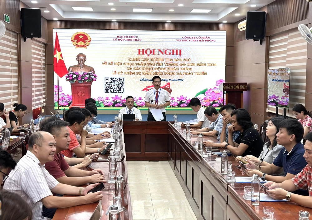 Ông Phạm Hoàng Tuấn, Phó chủ tịch UBND quận Đồ Sơn thông tin về Lễ hội chọi trâu truyền thống Đồ Sơn 2024. Ảnh: NGỌC SƠN