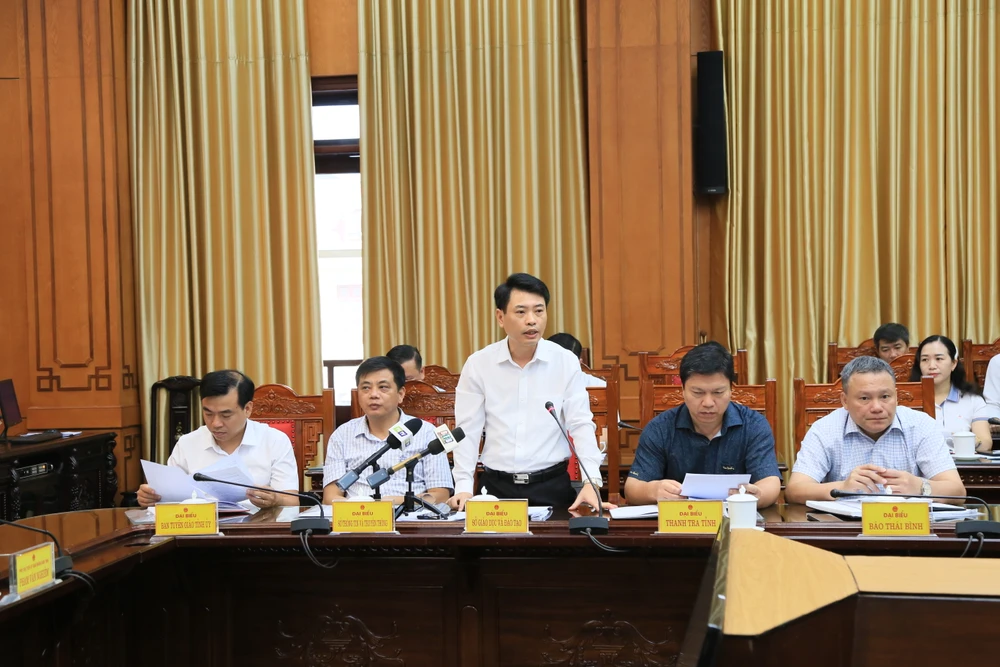 Phó Giám đốc Sở GD&ĐT tỉnh Thái Bình Đặng Xuân Phong phát biểu tại cuộc họp báo về kết quả kỳ thi tuyển sinh vào lớp 10 tại Thái Bình. Ảnh: NGỌC SƠN