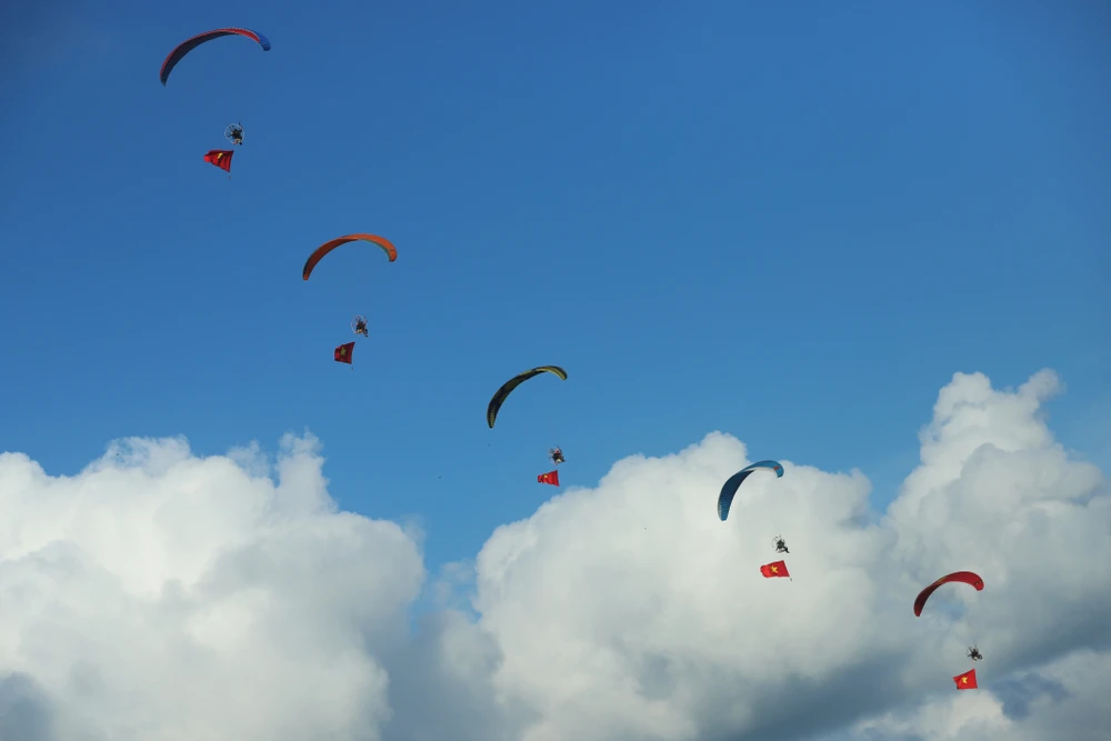 'Vượt sóng Hạ Long - 2024' được mở màn bằng việc xuất hiện của đội hình trình diễn dù lượn có động cơ. Ảnh: ĐỖ PHƯƠNG