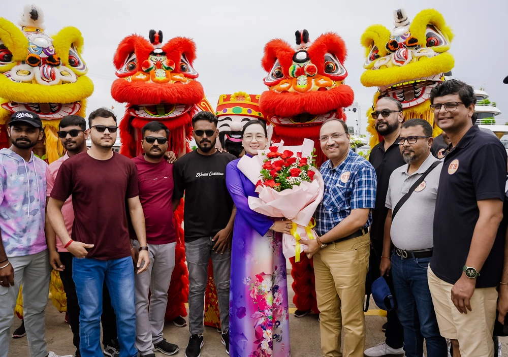 Bà Nguyễn Huyền Anh - Giám đốc Sở Du lịch tỉnh Quảng Ninh - đón và tặng hoa cho đoàn du khách của tỉ phú Ấn Độ tại Cảng tàu khách quốc tế Hạ Long. Ảnh: NGỌC SƠN