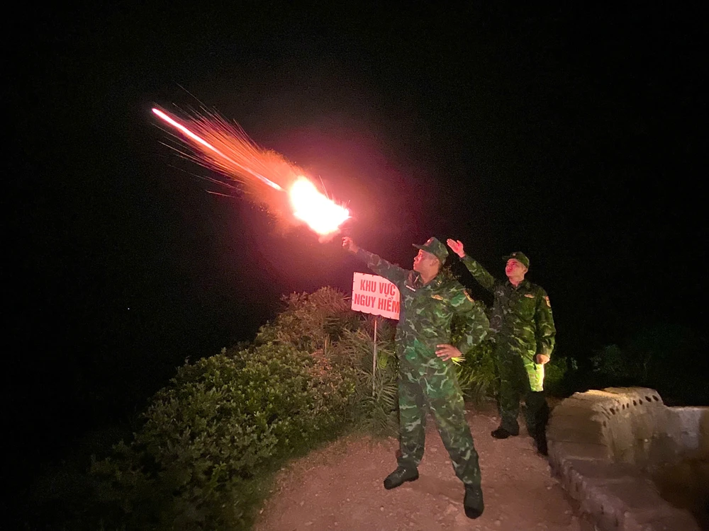 Lực lượng biên phòng Cô Tô bắn pháo sáng gọi các tàu thuyền về nơi tránh trú bão số 3