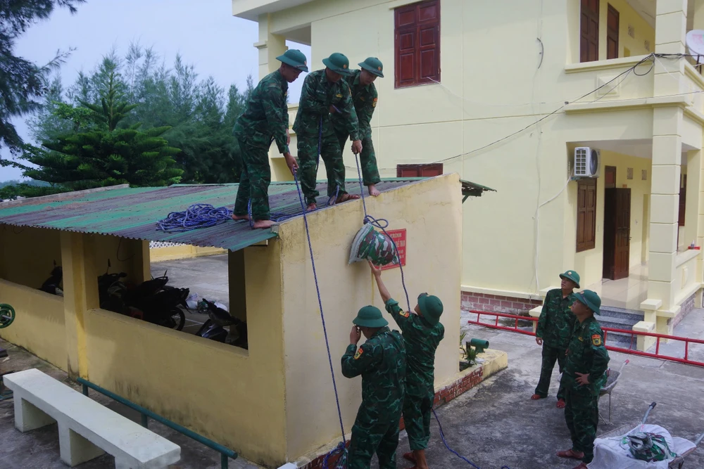 Chằng, chống cơ sở hạ tầng tại các đơn vị trên huyện đảo Bạch Long Vĩ trước cơn bão số 3. Ảnh: SƠN HÀ