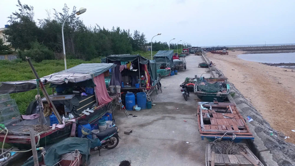 Các tàu, thuyền nhỏ tại huyện đảo Bạch Long Vĩ đều đã được kéo lên bờ. Ảnh: SƠN HÀ