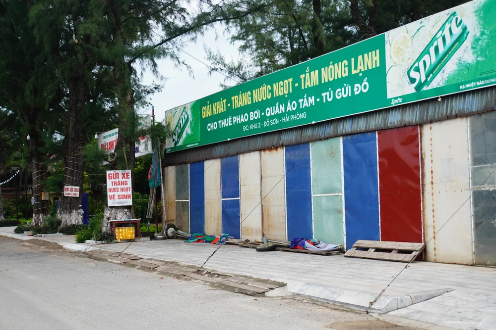 Các cửa hàng giải khát, tráng nước ngọt, cho thuê đồ cũng đã đóng cửa để phòng chống siêu bão số 3. Ảnh: NGỌC SƠN