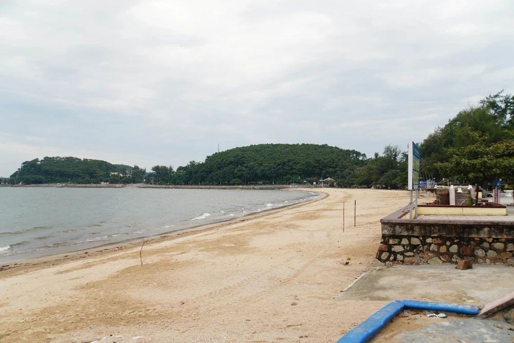 Ghi nhận của PLO vào chiều 6-9 tại Khu du lịch Đồ Sơn (quận Đồ Sơn, Hải Phòng), sau khi có công văn từ UBND TP về việc đình chỉ các hoạt động du lịch, vui chơi giải trí tại các khu vực biển đảo từ 11 giờ trưa nay, trên các bãi biển của Đồ Sơn đã không còn một bóng khách. 