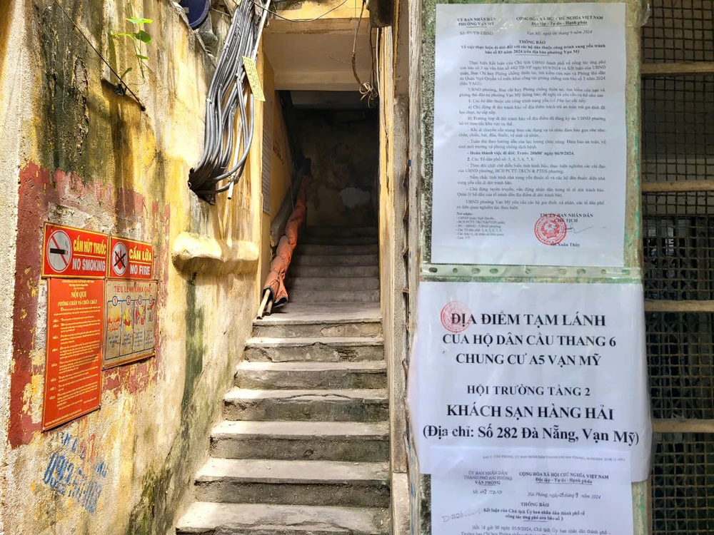 Thông báo di dời người dân đến nơi tạm lánh ở quận Ngô Quyền, Hải Phòng. Ảnh: ANH VŨ