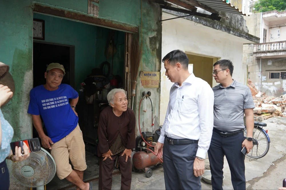 Lãnh đạo quận Ngô Quyền trực tiếp đi động viên các hộ dân ở các chung cư cũ di dời về nơi tránh trú an toàn đã được quận bố trí trước cơn bão số 3. Ảnh: ANH VŨ