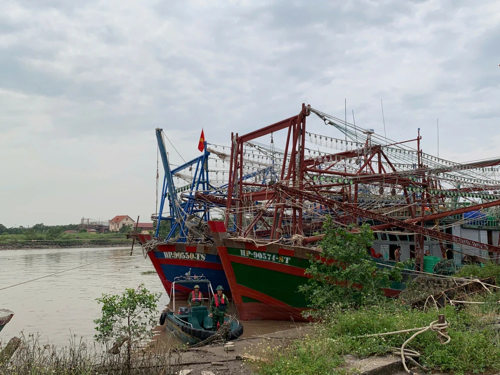 Các tàu tại cảng cá Mắt Rồng đều đã về nơi tránh trú an toàn trước cơn bão số 3. Ảnh: NGỌC SƠN