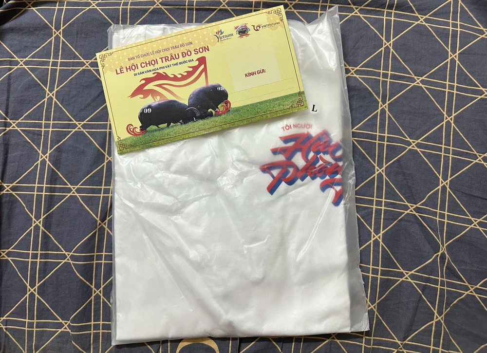 Muốn xem trực tiếp Lễ hội chọi trâu Đồ Sơn 2024 tại sân vận động, khán giả phải mua áo phông để có thể được tặng giấy mời xem lễ hội 