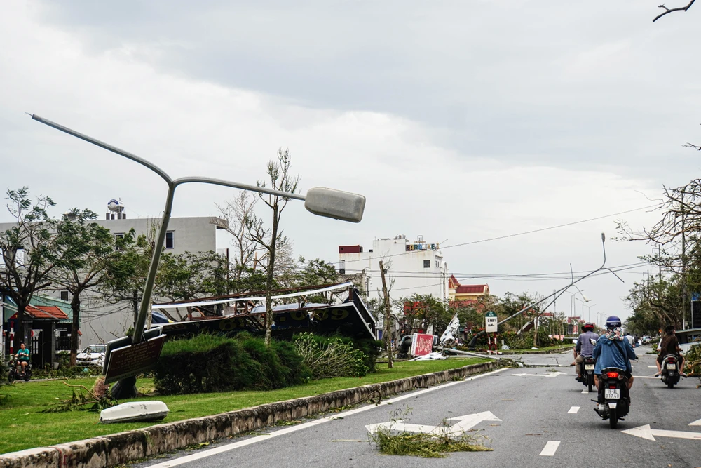 Đường Phạm Văn Đồng dẫn vào quận Đồ Sơn, một trong những tuyến đường to đẹp nhất tại Hải Phòng ngổn ngang sau cơn <i>bão số 3</i>. Chính quyền địa phương hiện nay vẫn đang tiếp tục thống kê những thiệt hại đến từ cơn bão số 3, chưa có một số liệu cụ thể. Ảnh: NGỌC SƠN