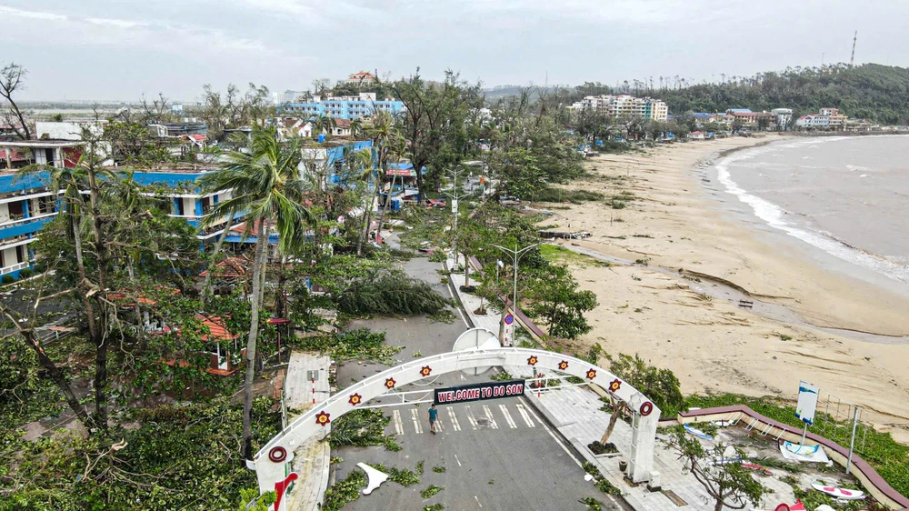 Bãi biển khu 2 Đồ Sơn hoang tàn sau bão số 3. Ảnh: NGỌC SƠN
