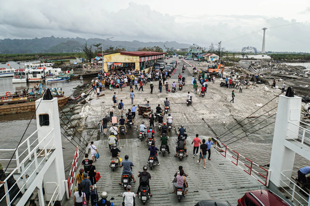 12 giờ trưa nay, 9-9, sau 4 ngày cấm biển do <b>bão số 3</b>, TP Hải Phòng đã quyết định cho phép các hoạt động đường thủy được trở lại. Chuyến phà kết nối đất liền với đảo Cát Bà cũng được mở lại, giúp Cát Bà hết bị cô lập sau 4 ngày không có thông tin gì. Ảnh: NGỌC SƠN