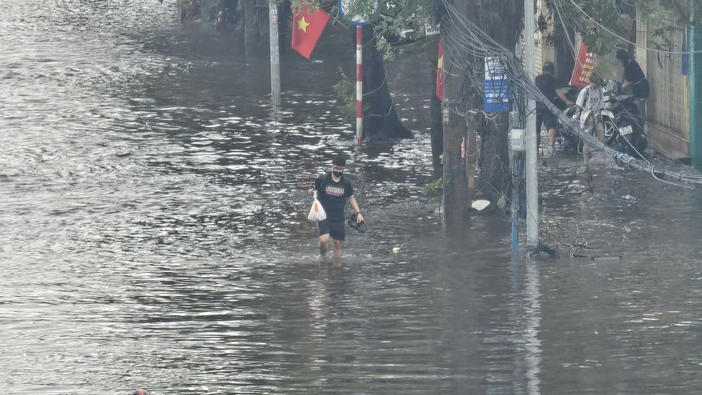 Mưa lớn từ sáng khiến nhiều tuyến phố ở Hải Phòng đã bị ngập, lụt. Ảnh: HL