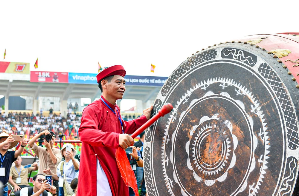 16 'ông' trâu tham dự Lễ hội chọi trâu Đồ Sơn năm nay tương đồng nhau về hình thể, không có sự chênh lệch nhiều. Trong đó 3 'ông' trâu có trọng lượng ước 1,2 tấn. Các trâu còn lại đều nặng khoảng 1 tấn. Ảnh: NGỌC SƠN<br>