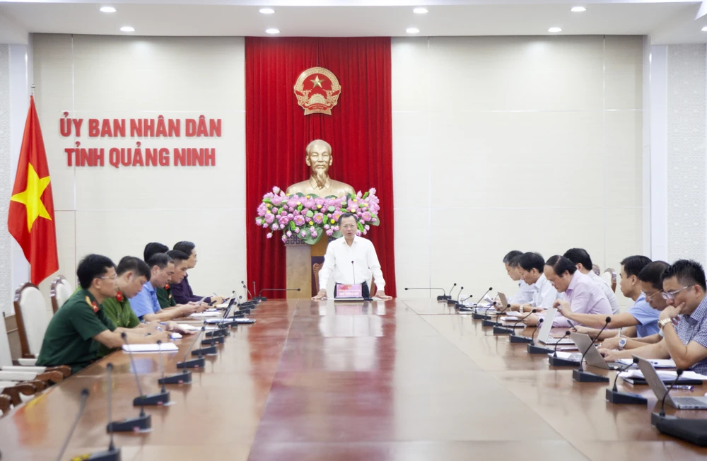 Chủ tịch UBND tỉnh Quảng Ninh Cao Tường Huy quyết định công bố tình huống khẩn cấp về thiên tai đối với hiện tượng sạt trượt đất đá tại tổ 7, khu 5, phường Quang Hanh, TP Cẩm Phả