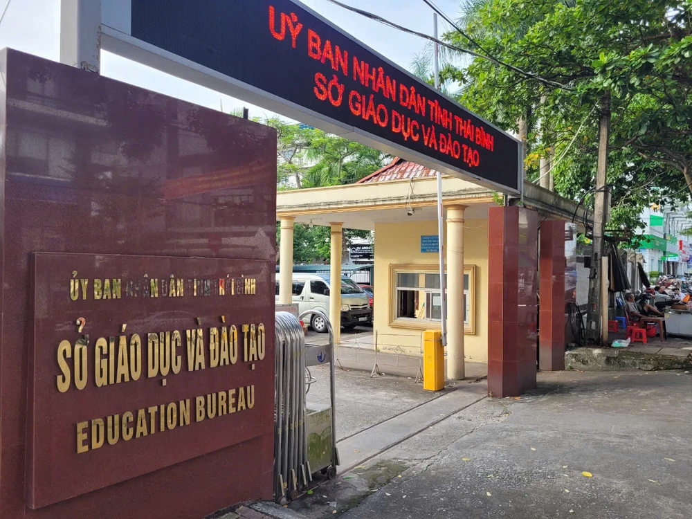 UBND tỉnh Thái Bình đã quyết định kỷ luật bằng hình thức cách chức đối với Giám đốc Sở Giáo dục và Đào tạo Thái Bình sau sai sót điểm thi vào lớp 10 ở tỉnh này