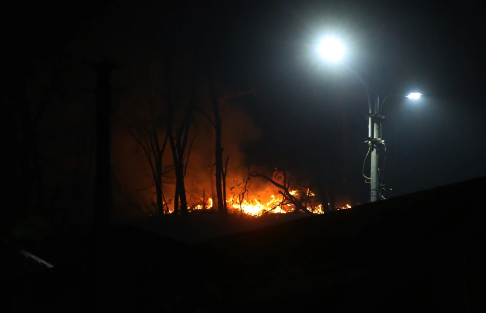 Vụ cháy rừng xảy ra trên địa bàn khu 5 đến khu 7, phường Hồng Hà, TP Hạ Long. Cục Kiểm lâm cảnh báo cháy cấp 4 với các địa phương trong đó có Quảng Ninh, đặc biệt sau cơn bão số 3