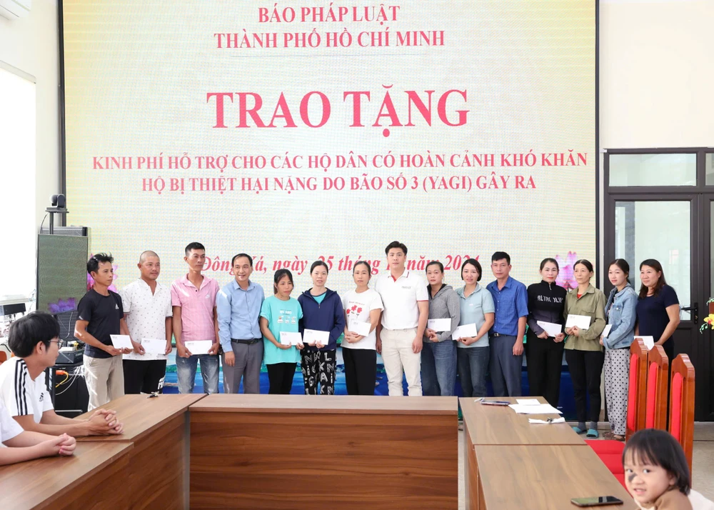 Báo Pháp Luật TP.HCM gửi quà của bạn đọc đến người dân xã Đông Xá, huyện Vân Đồn, Quảng Ninh. Ảnh: NGỌC SƠN