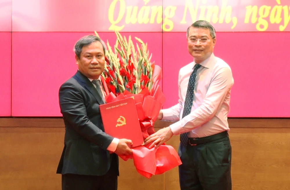 Ông Lê Minh Hưng, Ủy viên Bộ Chính trị, Bí thư Trung ương Đảng, Trưởng ban Tổ chức Trung ương (phải) trao quyết định của Bộ Chính trị về công tác cán bộ cho ông Vũ Đại Thắng (trái). Ảnh: NS