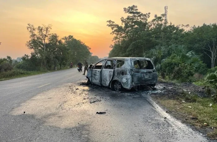 Xe con cháy trơ khung sau va chạm với xe container