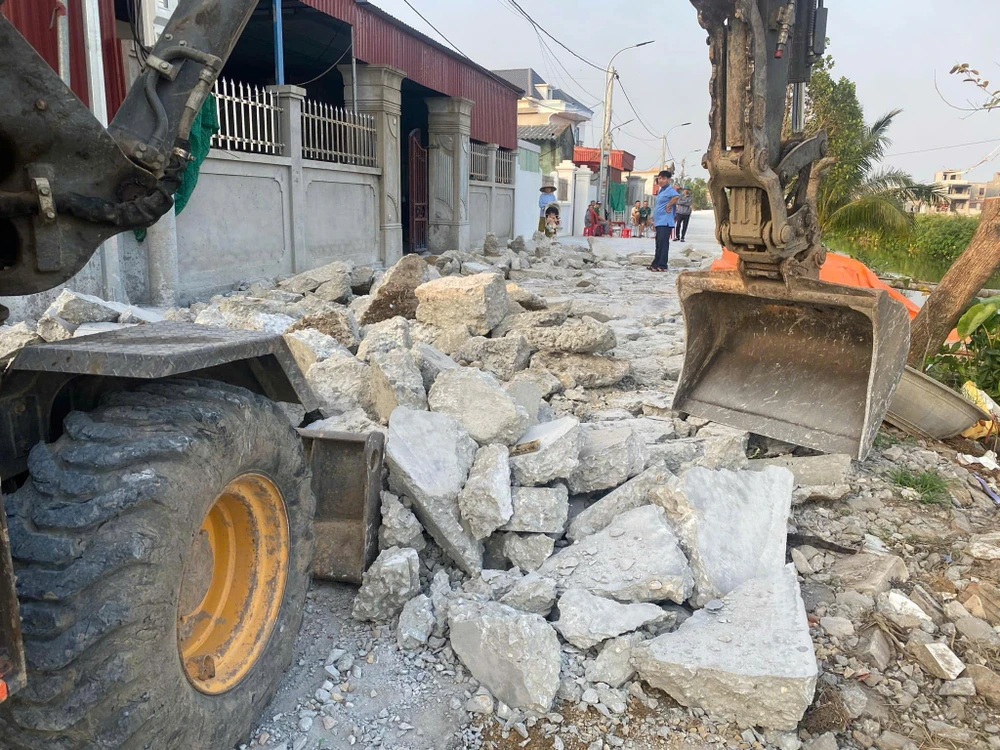 Ngay khi nhận thông tin, Ban Quản lý các dự án đầu tư xây dựng huyện An Lão đã yêu cầu đào phần đoạn đường bê tông kém chất lượng để đổ lại bê tông mới. Ảnh: NGỌC SƠN